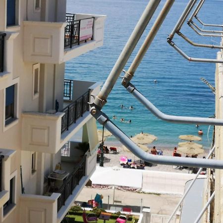 Comfortable Beachfront Apartment Loutráki Exterior photo