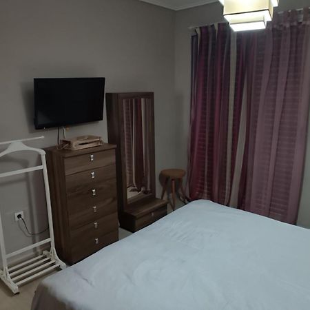 Comfortable Beachfront Apartment Loutráki Exterior photo