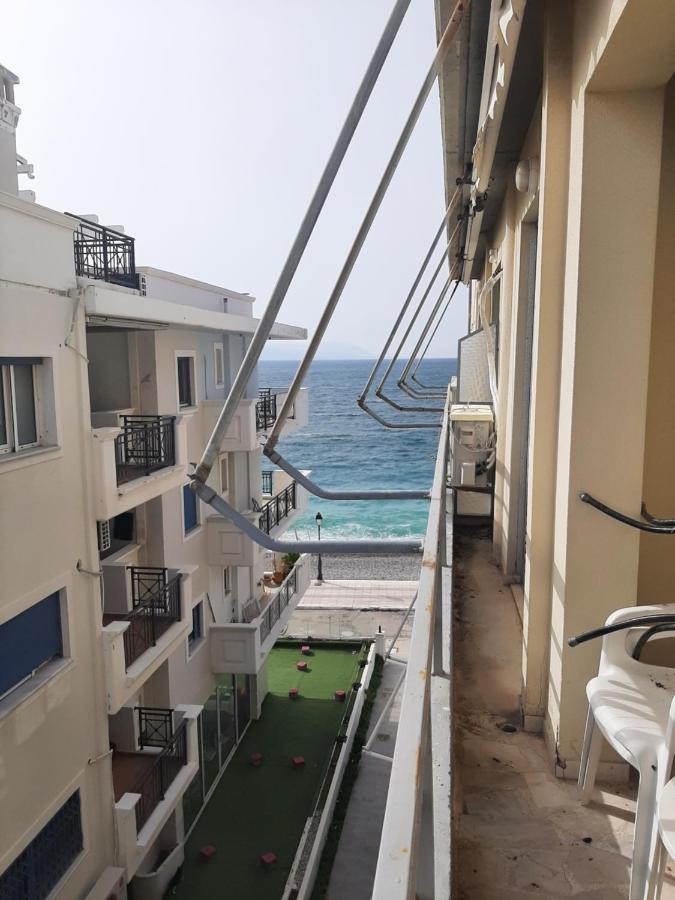 Comfortable Beachfront Apartment Loutráki Exterior photo