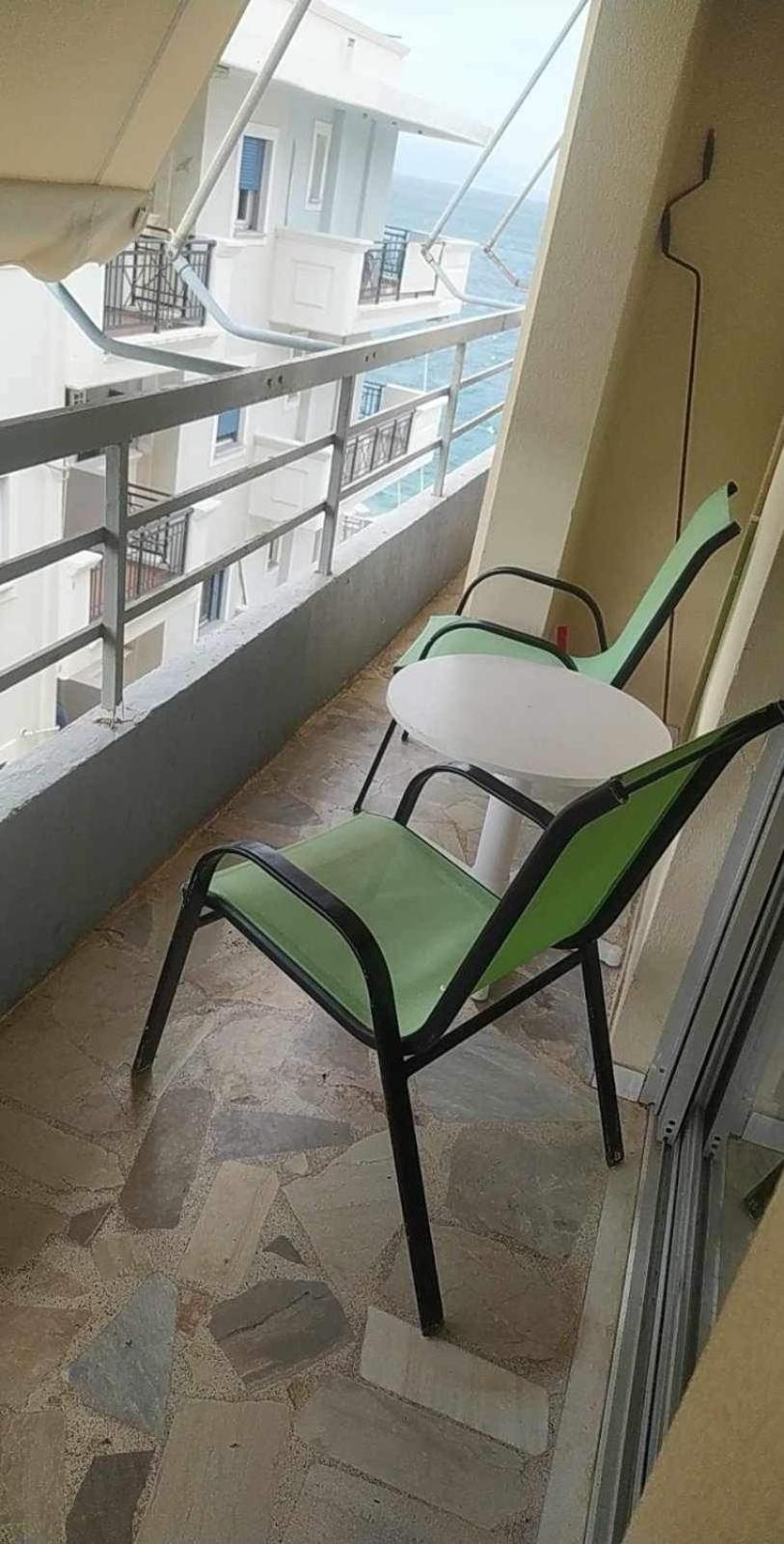 Comfortable Beachfront Apartment Loutráki Exterior photo