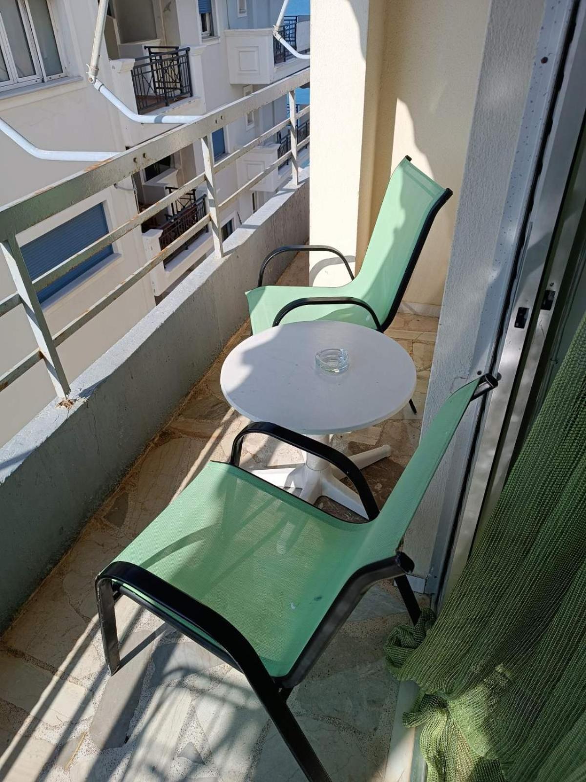 Comfortable Beachfront Apartment Loutráki Exterior photo