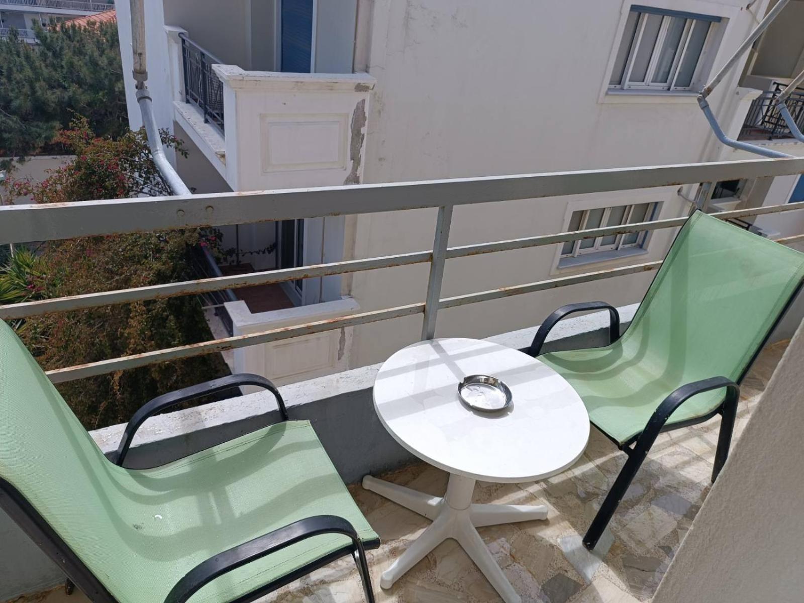 Comfortable Beachfront Apartment Loutráki Exterior photo